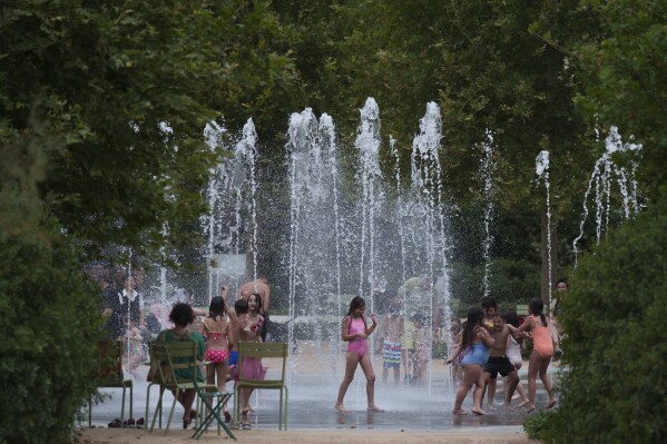 Heat forces Greek authorities to shut down Acropolis during afternoon hours for a second day